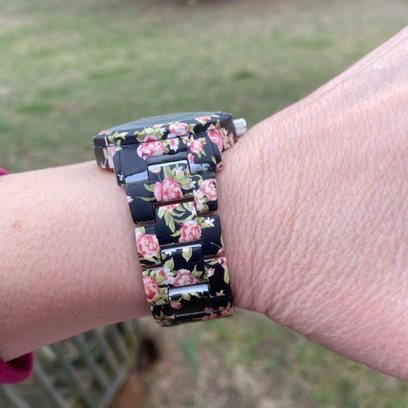 SOLD💲Black Floral rose link watch quartz large face Japan movement - Picture 5 of 9